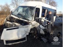 Под Киевом столкнулись маршрутка и легковой автомобиль: есть пострадавшие 