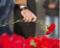 Кожному – по дві квіточки з жалобною стрічкою: у «Миротворці» оригінально «привітали» військових злочинців із РФ