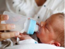 Якщо купити готову суміш неможливо: Комаровський розповів, чим можуть мами в укриттях годувати немовлят