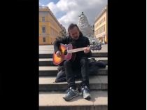 Вакарчук спел песню "Човен" на фоне забаррикадированного Дюка в Одессе: впечатляющее видео