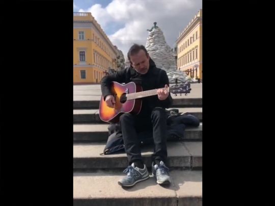 Вакарчук заспівав пісню «Лодка» на тлі забарикадованого Дюка в Одесі: вражаюче відео