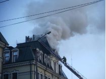 Ворог завдає ударів у серці столиці: на Подолі у Києві після обстрілу окупантів загорілася покрівля адмінбудівлі
