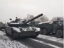 Дитина померла в машині, що горіла: російські нелюди танком переїхали «Таврію», загинули троє людей