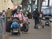 Спасение от жестоких оккупантов: назначены дополнительные поезда для эвакуации мам и детей в четыре соседние страны 