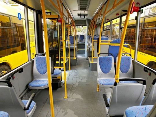 Частина автобусних маршрутів змінилася, а тролейбусні – взагалі скасували: як працює громадський транспорт у Києві