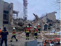 Спасатели на разборе завалов возле телевышки под Ровно