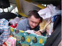 Недитячі сюрпризи у «бебі-боксі»: українець сховався в «пакеті малюка», щоб втекти за кордон