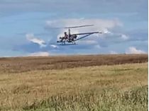 вертолет над полем