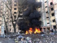 Пожар в Киеве: в Святошинском районе обломки снаряда орков упали на многоэтажный жилой дом (фото)