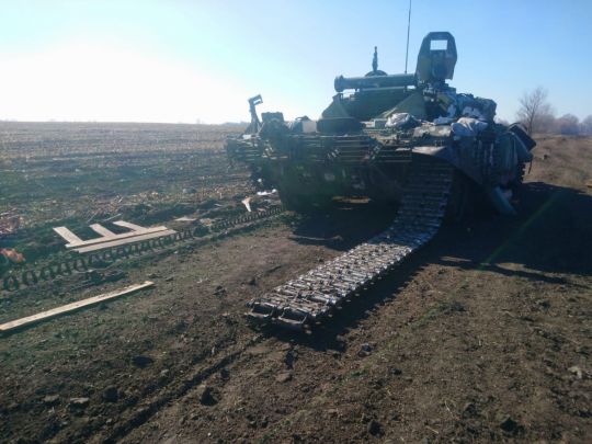 "Поздравили" так, что танки потеряли гусеницы: под Черниговом ВСУ уничтожили колонну русских нацистов