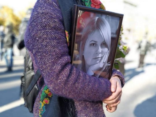 Жінка з портретом загиблої Катерини Гандзюк