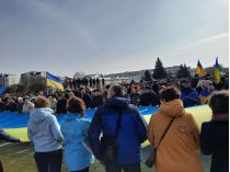 Люди в Славутиче с украинским флагом