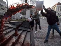 в Чехии посольство РФ облили кровью