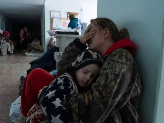 мама з дитиною у Маріуполі