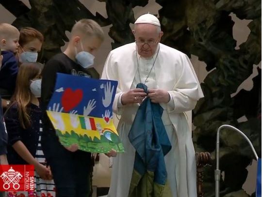 Папа Римский с флагом Украины