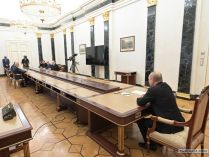 Путін за довгим столом