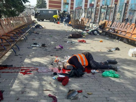 Рашисты ударили "Искандером" по вокзалу в Краматорске: десятки погибших и раненых