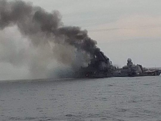 Крейсер Москва горить