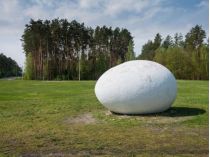 «Яйце життя» з бетону вціліло: під Києвом виявлено ще один символ швидкого відродження України