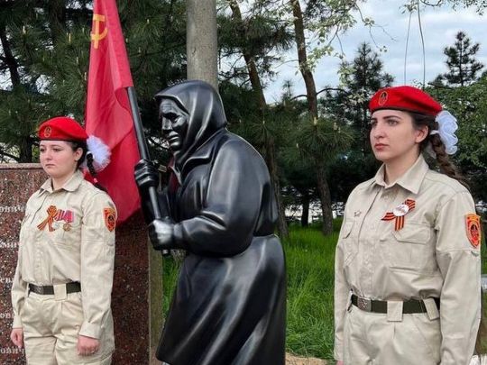 Символ роспропаганди — бабуся с прапором СРСР