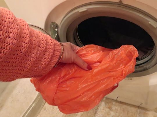Покладіть у пральну машину пакет під час прання: ефект буде просто приголомшливим (відео)