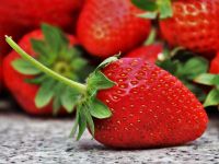 Чудо-підживлення для полуниці в травні: дайте її рослинам зараз, і вони незабаром засиплять вас великою і смачною ягодою (відео)