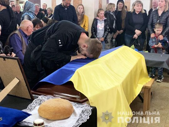 Діти більше ніколи не зможуть обійняти тата: у Рівному попрощалася з українськими воїнами, які загинули на сході