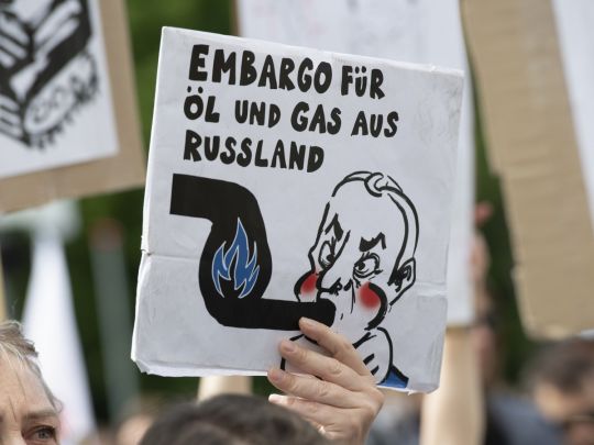 Плакат с карикатурой и призывом ввести эмбарго на российскую нефть