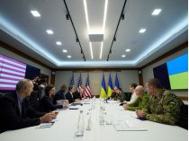 Новий пакет фінансової допомоги та новітнє озброєння: Київ «несподівано» відвідали держсекретар та міністр оборони США