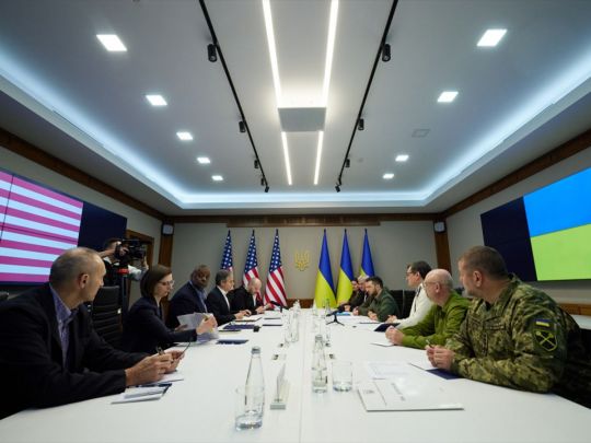 Новый пакет финансовой помощи и новейшее вооружение: Киев "неожиданно" посетили госсекретарь и министр обороны США
