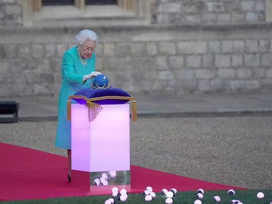 Елизавета II на церемонии зажжения маяков