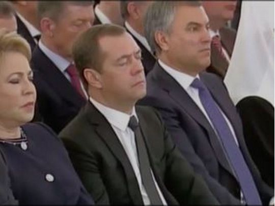 дмитро мєдвєдєв спить