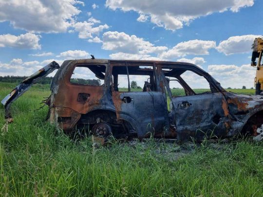 «Окупанти розстріляли наші автівки, де було 6 дітей»: історія порятунку сім’ї, понівечені машини якої виставлені в центрі Києва