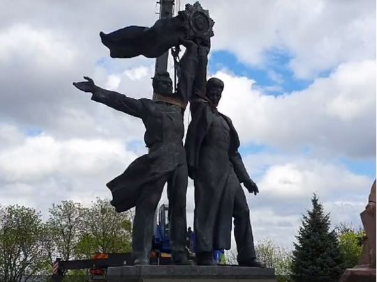 Демонтаж памятника у Арки дружбы народов
