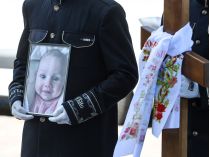 В Одесі попрощалися з 3-місячною дівчинкою Кірою, її мамою та бабусею, які загинули через удар путінської ракети (фото)