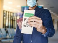 Пассажир в маске с паспортом и ковид-сертификатом 