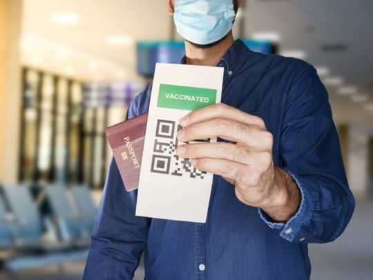 Пасажир у масці з паспортом та ковід-сертифікатом