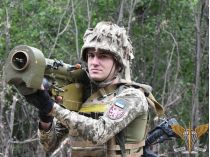 Охотник на "аллигаторов": украинский военный сбил из "Иглы" ударный вертолет рашистов