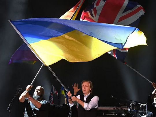 Пол Маккартни с украинским флагом на сцене