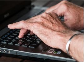 Пожилой мужчина за компьютером