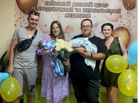 Таня Вороніна з чоловіком та новонародженими