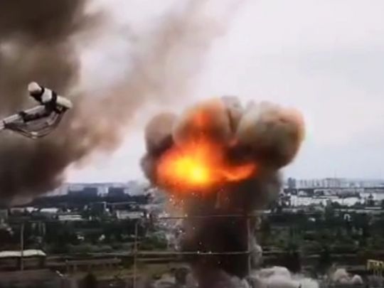 Ворог ударив ракетами по Павлограду Дніпропетровської області: над містом з&#39;явився стовп густого диму (відео)