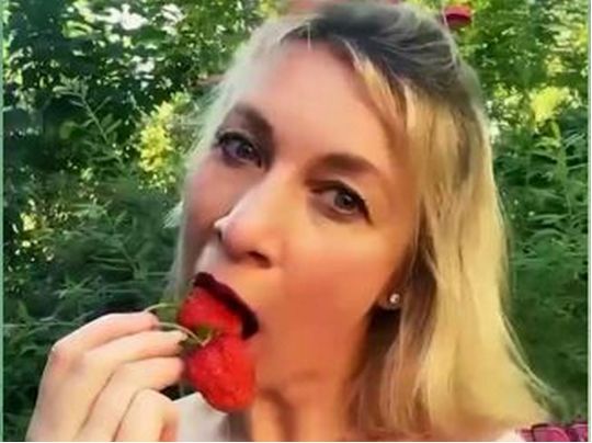 марія захарова з полуницею