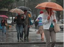 Погодний «апокаліпсис» напередодні Івана Купала: на Київ обрушилася сильна злива, грім і навіть град (відео)
