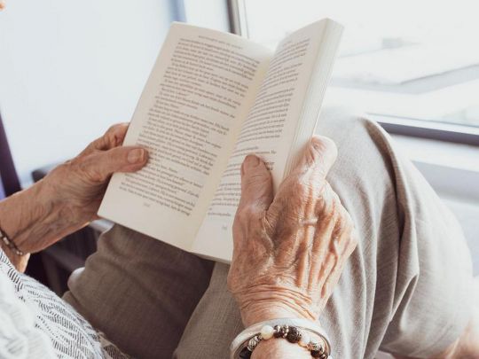 Пожилая женщина с книгой