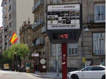 Табло на улице в Португалии показывает температуру воздуха - 47 градусов