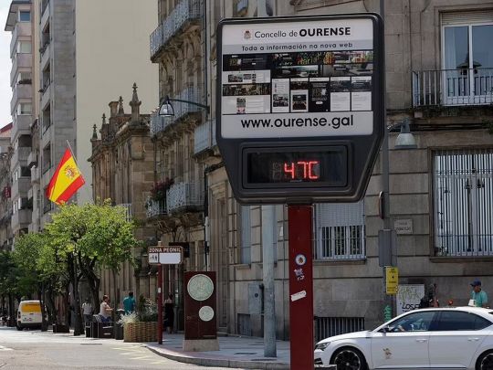Табло на вулиці в Португалії показує температуру повітря – 47 градусів