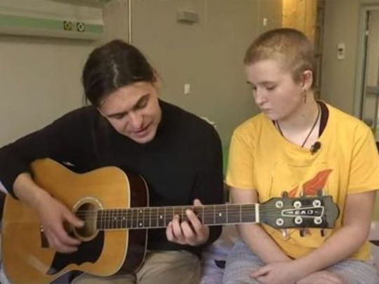 Пообіцяв допомогти підібрати акорди до пісні «Червона калина»: 13-річна Соня вижила з уламком у мозку і вчиться грати на гітарі