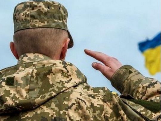 Боєць ЗСУ та прапор України