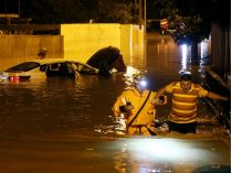Спасатели помогают водителю затопленной машины в Сочи